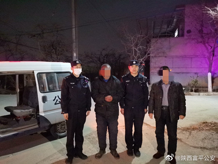 富平民警夜晚救助走失老人。