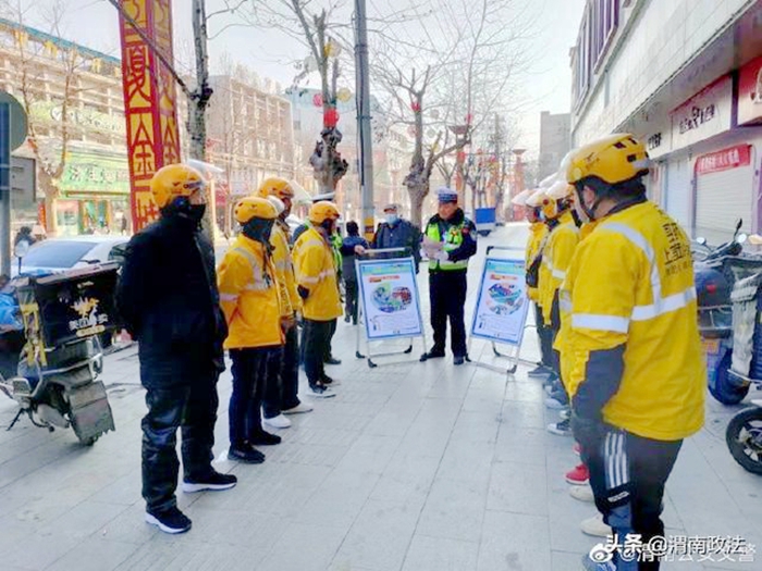 潼关交警为外卖配送人员宣讲“一盔一带”交通安全知识.