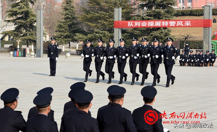 2月24日上午，渭南市公安机关巡特警春训队列会操比赛在市体育中心东广场举行。图为比赛现场。记者 杨青山 摄