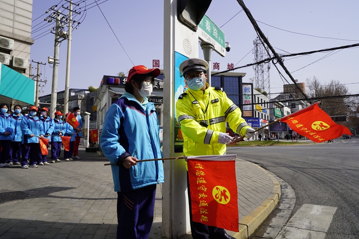 华州区高中生走进交警岗台，零距离体验文明交通。