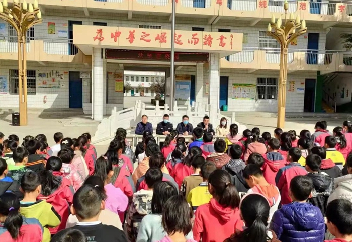 3月1日，大荔县司法局范家司法所走进范家中心小学开展“送法进校园”活动。