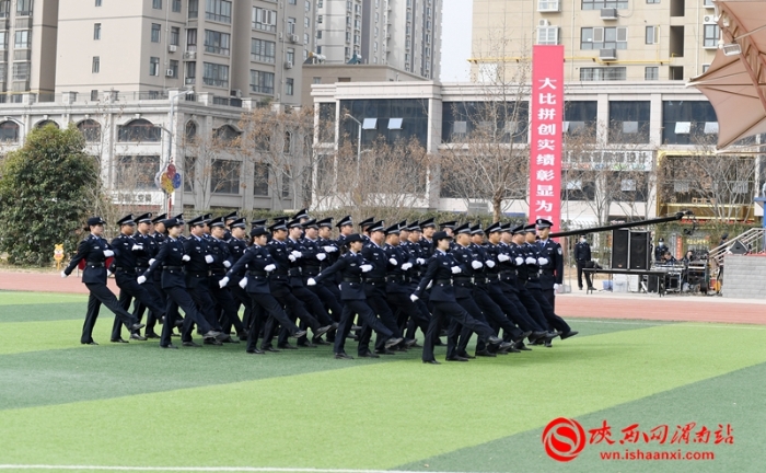 公安干警们个个精神抖擞、动作标准地完成稍息立正、停止间转法、敬礼和三大步伐操练。记者 杨大君 刘凡 摄1