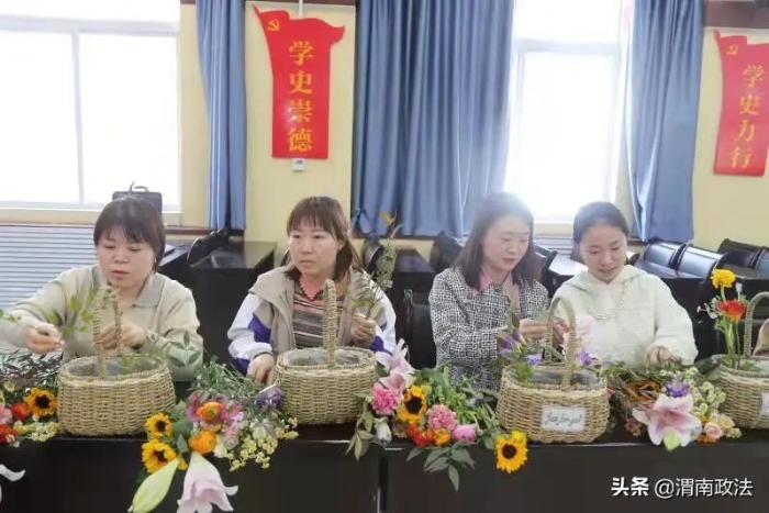 渭南市人民检察院组织全体女干警开展花艺创作活动（图）
