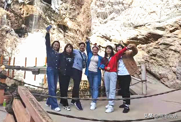 不负春光 砥砺前行——渭南市司法局开展三八妇女节登山活动（图）