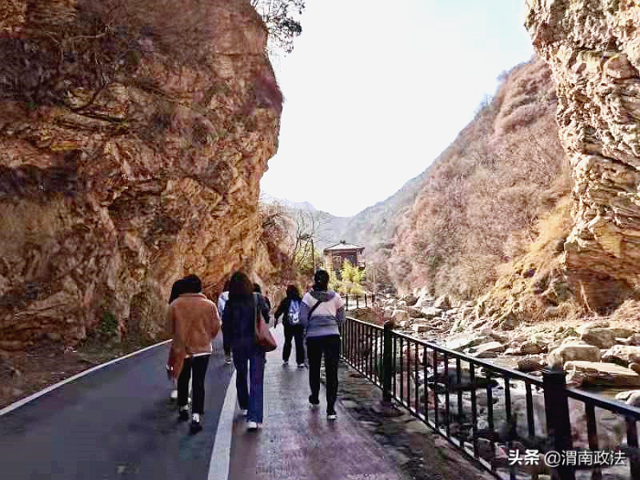 不负春光 砥砺前行——渭南市司法局开展三八妇女节登山活动（图）