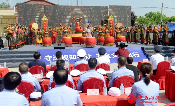 陕西公安交警美丽乡村行交通安全巡回宣讲渭南站活动暨电影下乡启动仪式在富平成功举办（组图）