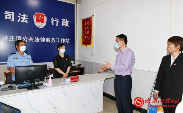 5月6日，市委常委、政法委书记刘凯到大荔县调研政法工作。图为在大荔县许庄镇，了解综治中心以及司法所建设工作。记者 许艾学 摄