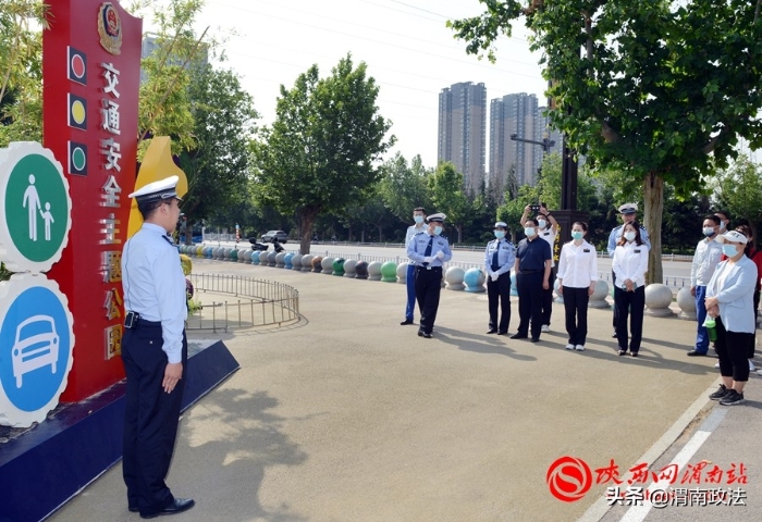 渭南公安交警美丽乡村行交通安全巡回宣讲高新站暨电影下乡巡回播放红星村活动成功举办(组图)