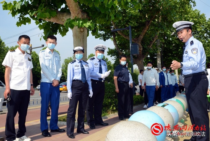 渭南公安交警美丽乡村行交通安全巡回宣讲高新站暨电影下乡巡回播放红星村活动成功举办(组图)