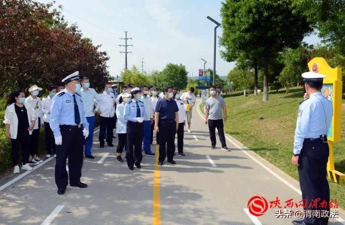 渭南公安交警美丽乡村行交通安全巡回宣讲高新站暨电影下乡巡回播放红星村活动成功举办(组图)