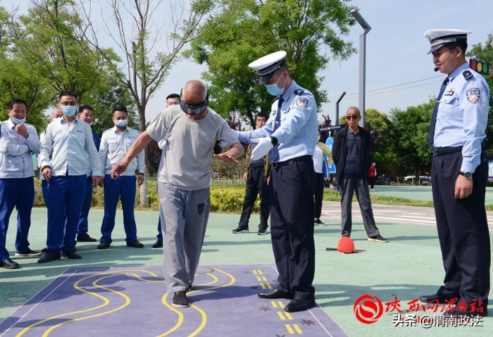 渭南公安交警美丽乡村行交通安全巡回宣讲高新站暨电影下乡巡回播放红星村活动成功举办(组图)