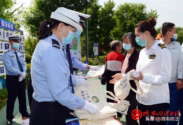 渭南公安交警美丽乡村行交通安全巡回宣讲高新站暨电影下乡巡回播放红星村活动成功举办(组图)