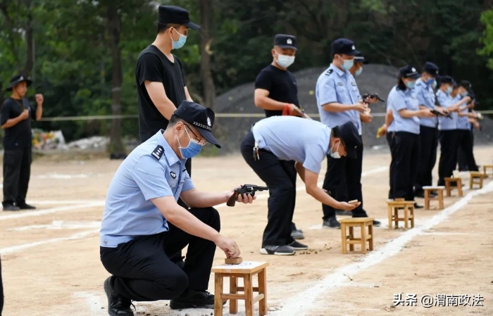 渭南市公安局组织机关民警进行公务用枪培训暨射击训练活动