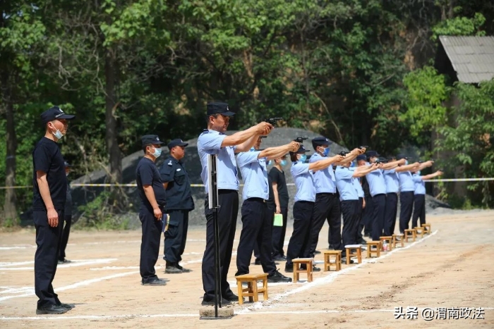渭南市公安局组织机关民警进行公务用枪培训暨射击训练活动