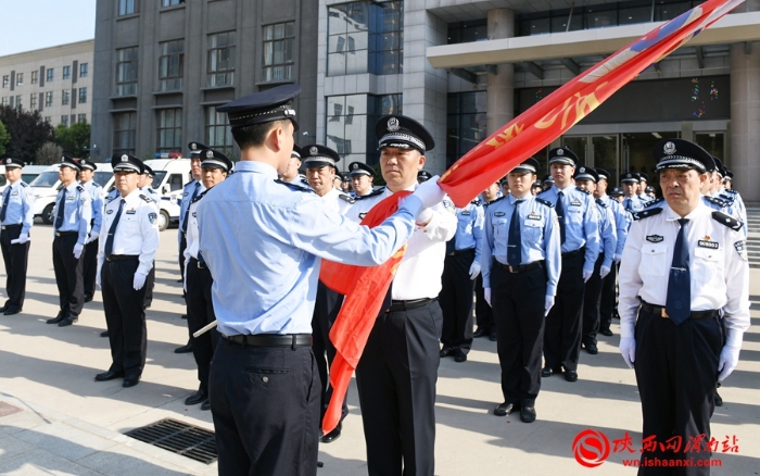 渭南市公安局举行庆“七一”升旗宣誓暨党员先锋突击大队授旗仪式（组图）