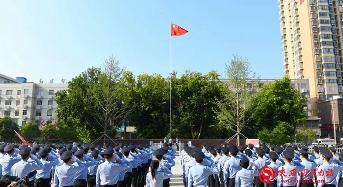 7月1日上午，渭南市公安局举行庆“七一”升旗宣誓暨党员先锋突击大队授旗仪式。记者 许艾学 摄