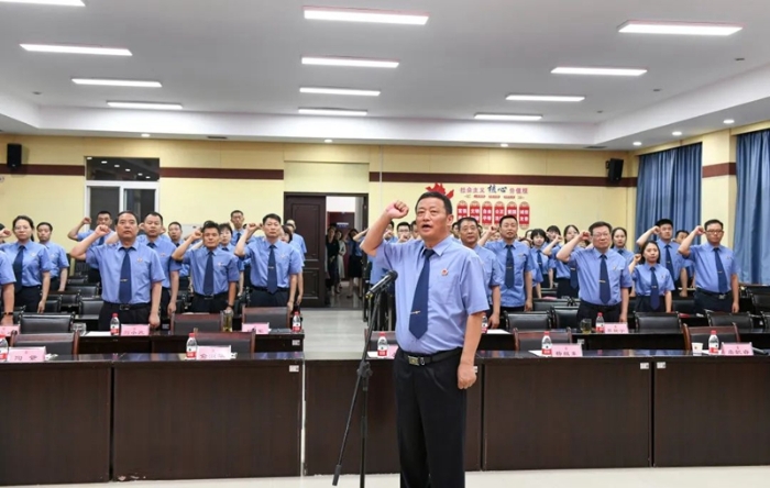 渭南市检察院举办主题演讲比赛，院党组书记、检察长殷军带领全体干警重温入党誓词。
