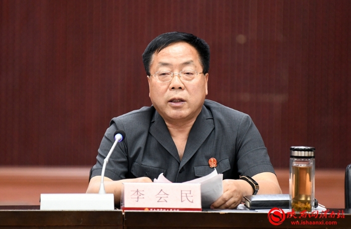 7渭南中院党组成员、副院长李会民点评分管部门工作。记者 许艾学 摄