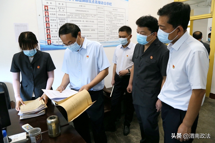 7月11日，大荔县委书记由建新深入法院和检察院，实地调研法检“两院”工作开展情况。
