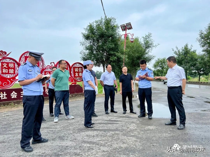 7月13日上午，蒲城县委常委、政法委书记任武志冒雨深入椿黎路、蒲大路、原钤路龙七路口调研指导道路交通安全隐患排查整治工作。