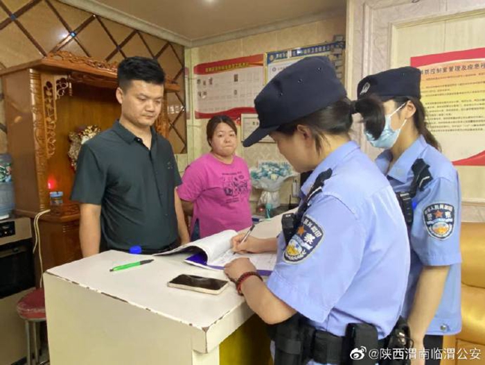 临渭公安东风街派出所对辖区繁华路段、公共复杂场所开展拉网式排查。