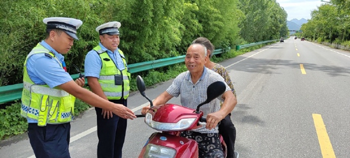 7月17日，华州交管大队塬区中队严查各类交通违法行为。