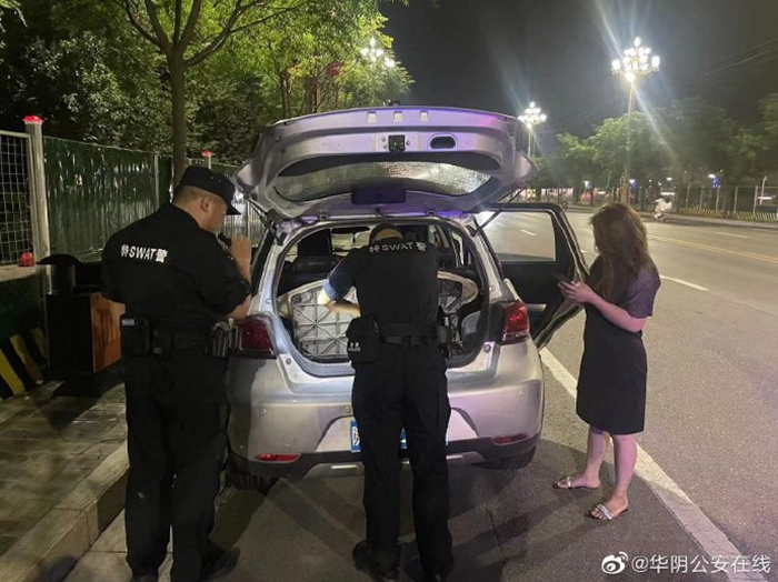 华阴公安巡特警大队民警帮群众更换轮胎。