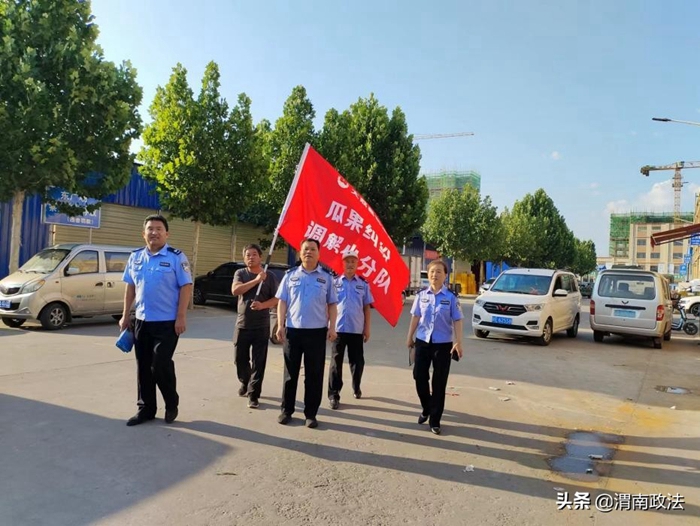 大荔县司法局瓜果纠纷调解第一小分队深入惠源市场开展“送法上门”便民活动。