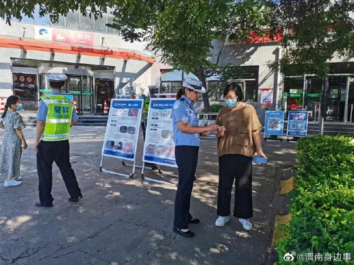 7月21日上午，渭南高速交警大队阎禹中队结合辖区实际，在澄城服务区开展形式多样的普法教育宣传活动，营造浓厚宣传氛围。