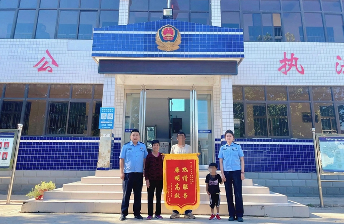 7月20日下午，华阴市一名群众屈某携家人来到华阴市公安局北社派出所，将一面印有“热情服务、廉洁高明”的锦旗送到了民警手中。