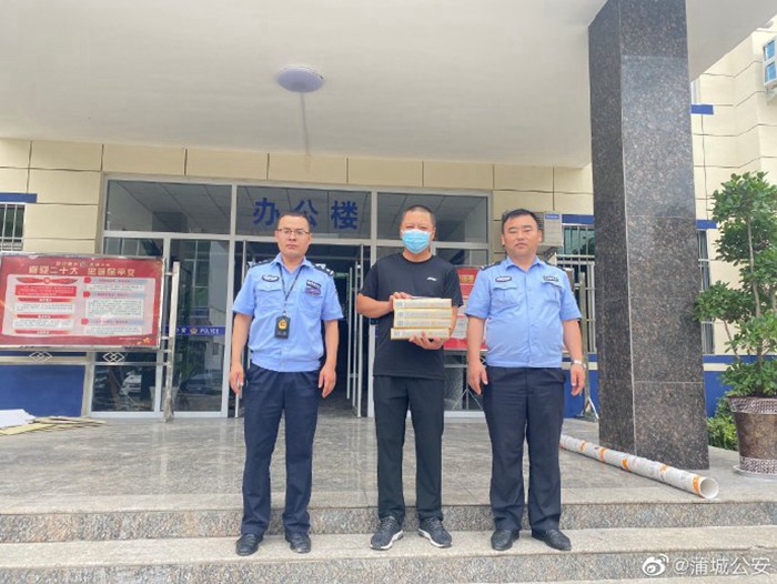 一部手机、四条香烟被盗，民警次日全部追回。