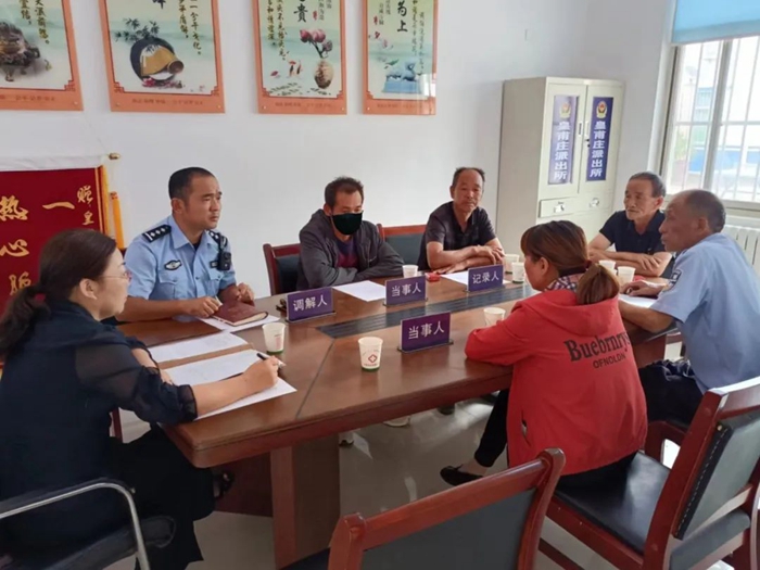 合阳法院甘井法庭法官与皇甫庄派出所干警共同调解和好一起离婚纠纷案件。