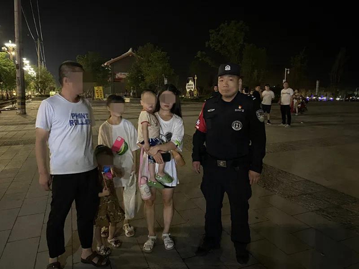 小男孩贪玩走丢，华阴公安巡特警暖心帮寻回。