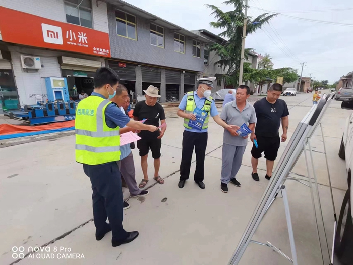 渭南高速交警联合路政部门开展“美丽乡村行”宣传活动。 渭南高速交警联合路政部门开展“美丽乡村行”宣传活动。