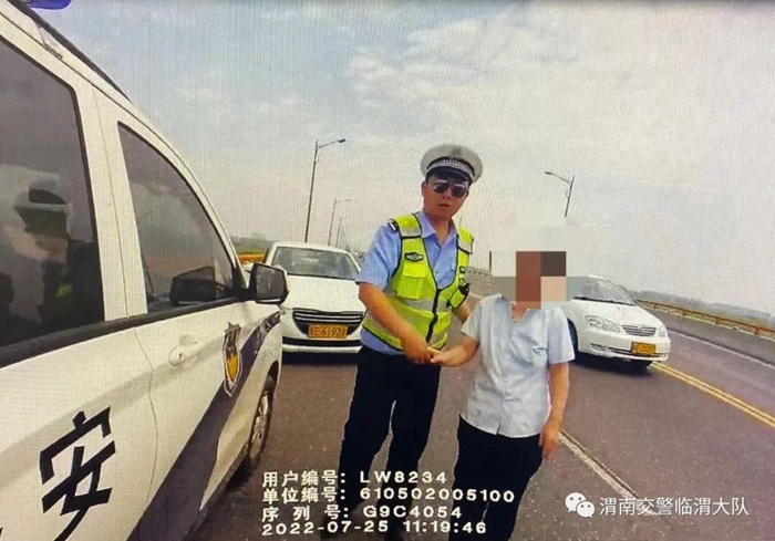 老人在渭蒲桥上欲轻生跳河,被渭南临渭交警救下。 老人在渭蒲桥上欲轻生跳河,被渭南临渭交警救下。