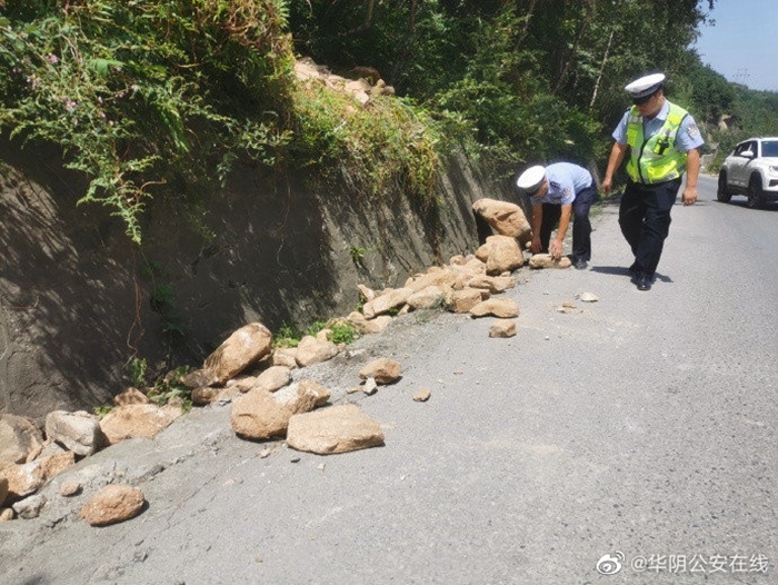 民警巡逻遇落石,及时清理除隐患。 民警巡逻遇落石,及时清理除隐患。