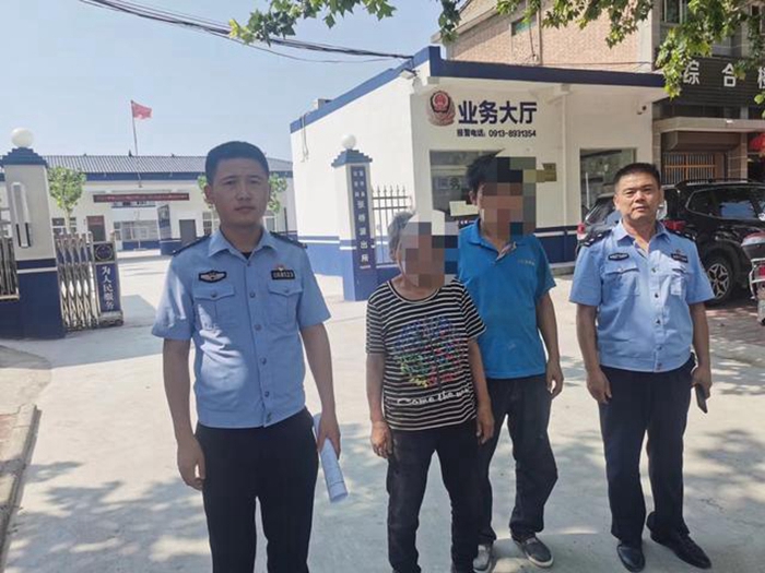 富平民警暖心救助走失老人。 富平民警暖心救助走失老人。