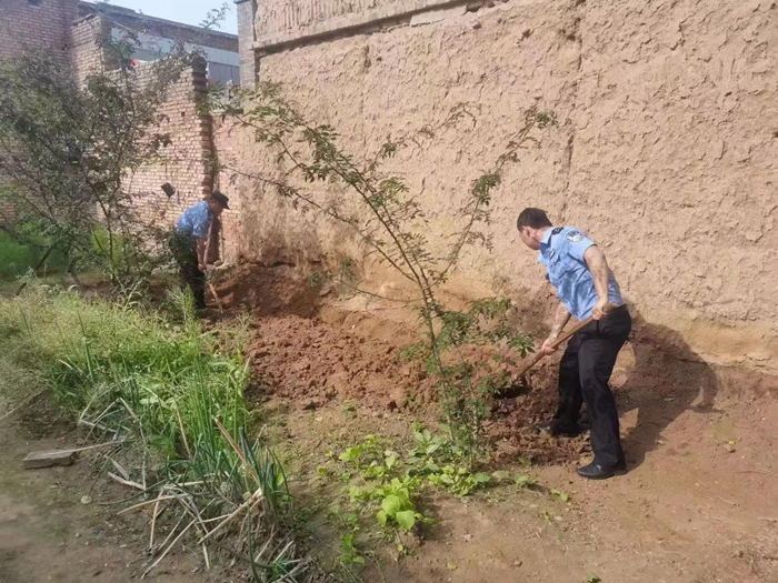 蒲城民警拿起铁锹化解了邻里之间的纠纷墙。 蒲城民警拿起铁锹化解了邻里之间的纠纷墙。