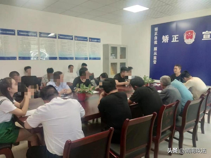 大荔县下寨司法所组织社区矫正对象集中学习。