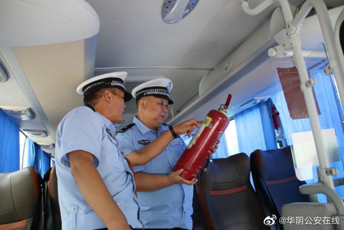 近日， 华阴公安交警深入辖区旅游客运公司进行交通安全大检查。