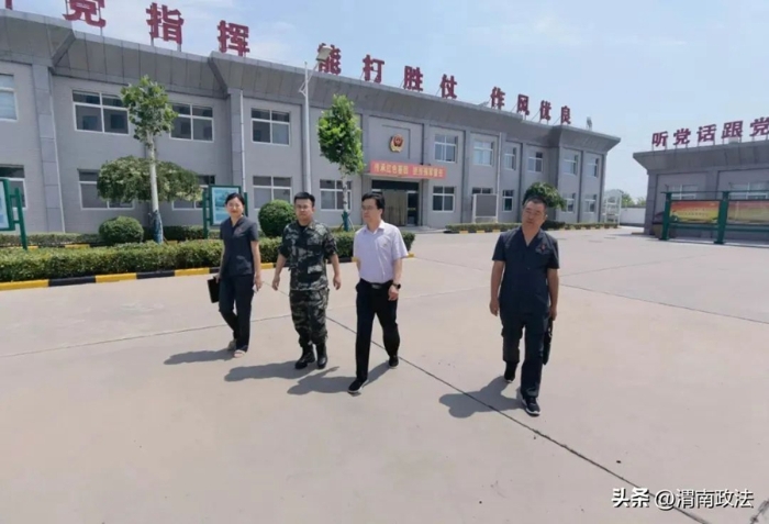 “八一”前夕 韩城法院党组书记、院长徐天宝主动到驻韩武警中队对接工作。