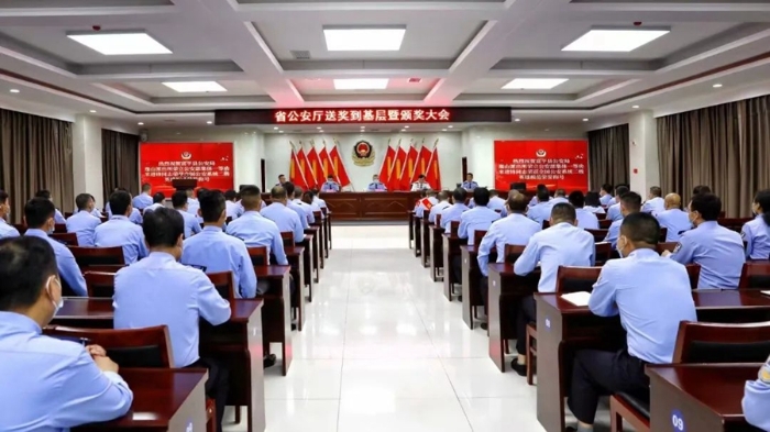 7月22日在富平县公安局举办了简朴而庄重的授奖仪式。