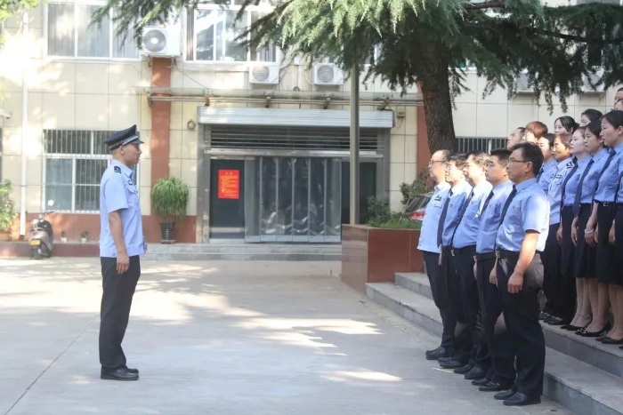 8月1日上午，合阳县人民检察院隆重举行升国旗仪式，并召开全院大会。