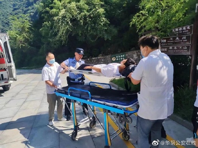 游客中暑晕倒，华阴民警及时送医。