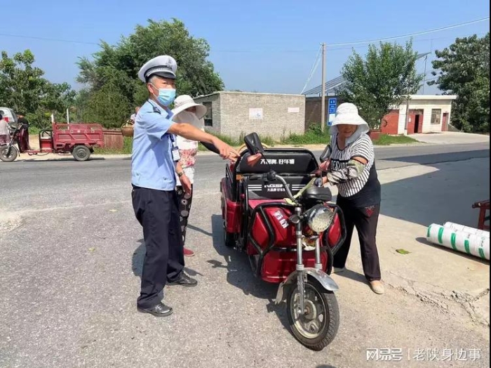 潼关交警矿区中队开展花椒采摘期间道路交通治理工作。