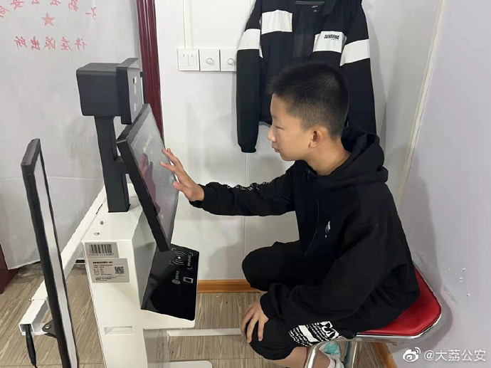 大荔公安“身份证自助服务一体机”上线。