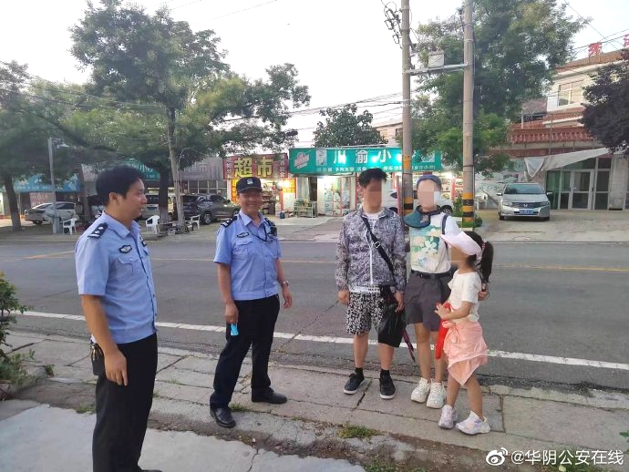 粗心游客大意丢包，民警迅速帮其寻回。