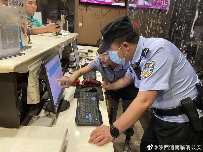 临渭公安向阳街派出所对环北派出所辖区宾馆、足浴等公复场所进行交叉清查行动。