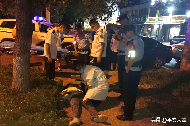 近日，大荔县公安局东关派出所及时救助一名醉酒女子。