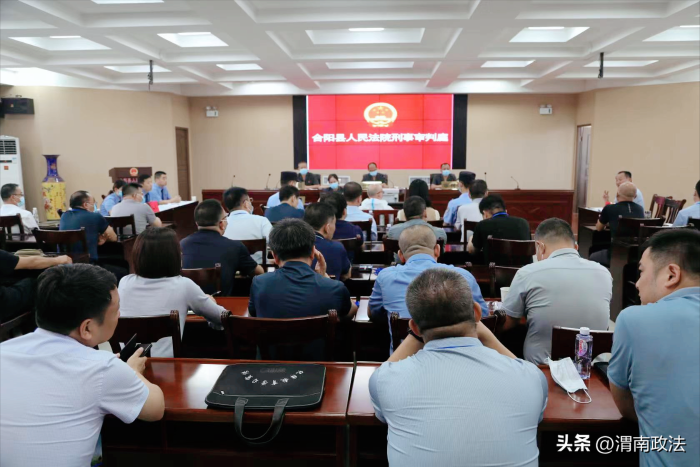 8月5日，合阳县委政法委组织政法单位班子成员和干警代表50余人旁听了县法院公开开庭审理的王某滥用职权罪一案。